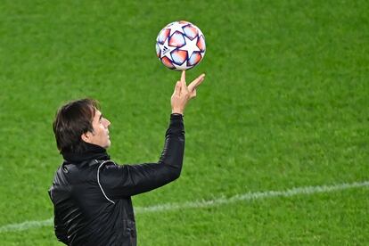 Lopetegui juega con un balón en el entrenamiento del Sevilla.