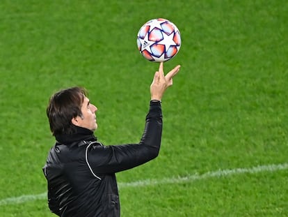 Lopetegui juega con un balón en el entrenamiento del Sevilla.