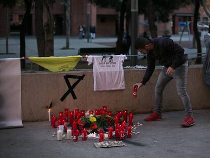 Velas en recuerdo de la víctima. 