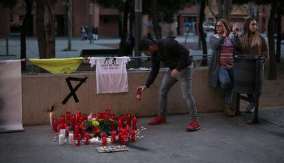 Velas en recuerdo de la víctima. 