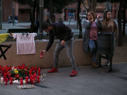 Velas en recuerdo de la víctima. 