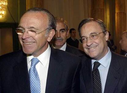 Isidro Fainé (izquierda) y Florentino Pérez, en un acto público al que asistieron en 2004.