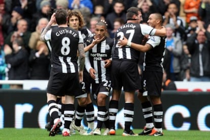 Los jugadores del Newcastle celebran uno de los dos tantos ante el Everton.