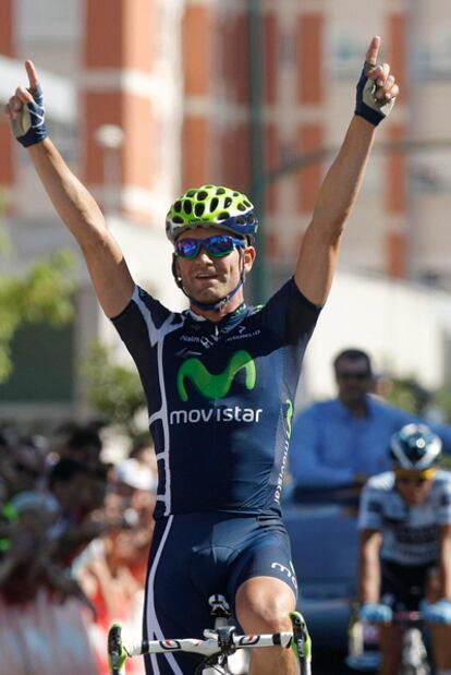 Rojas celebra la victoria con Contador al fondo.