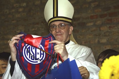 Bergoglio, con un bander&iacute;n del San Lorenzo de Almagro.