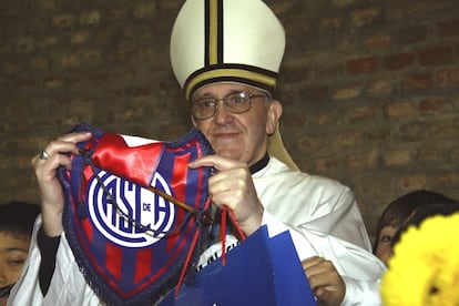 Bergoglio, con un banderín del San Lorenzo de Almagro.
