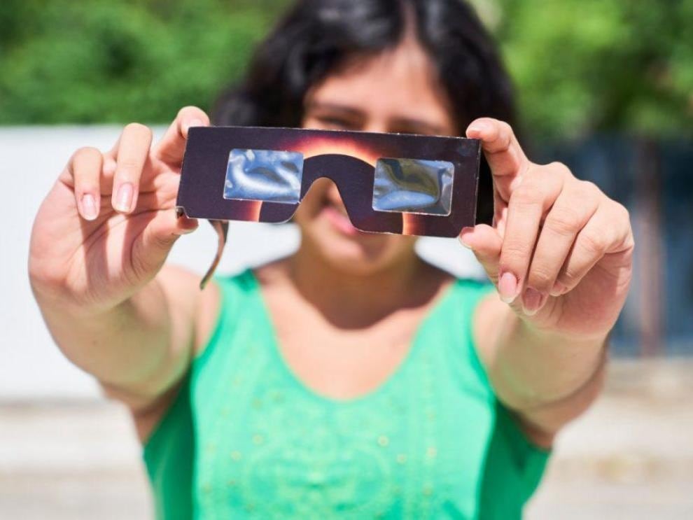 Gafas para ver el eclipse solar del 12 de agosto: todo sobre su uso correcto