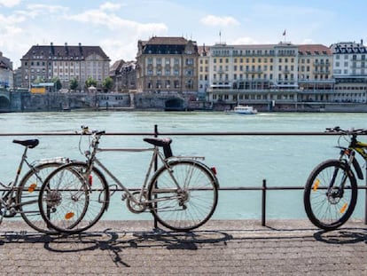 Bicicletas aparcadas en la ciudad suiza de Basilea.
