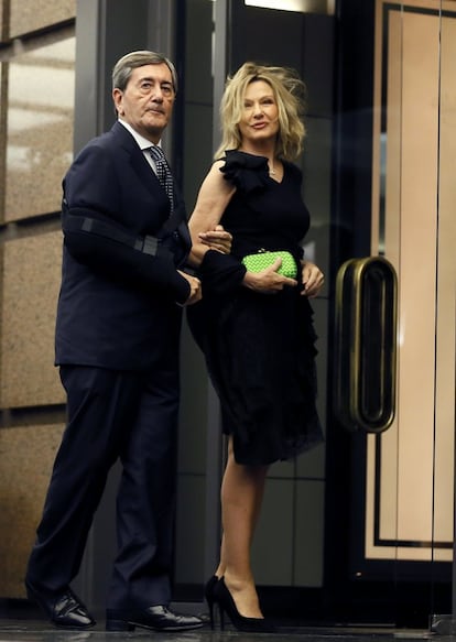El empresario Alfonso Cortina y su esposa Miriam Lapique llegan al hotel.