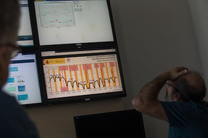 El geofísico Rafael Abella y el ingeniero Juan José Rueda, investigadores del Instituto Geográfico Nacional, observan las mediciones del sensor de ruido sísmico instalado en el Real observatorio de Madrid y que muestran las mediciones durante la pandemia.