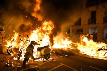 Varias motos arden durante los altercados en el centro de Barcelona.