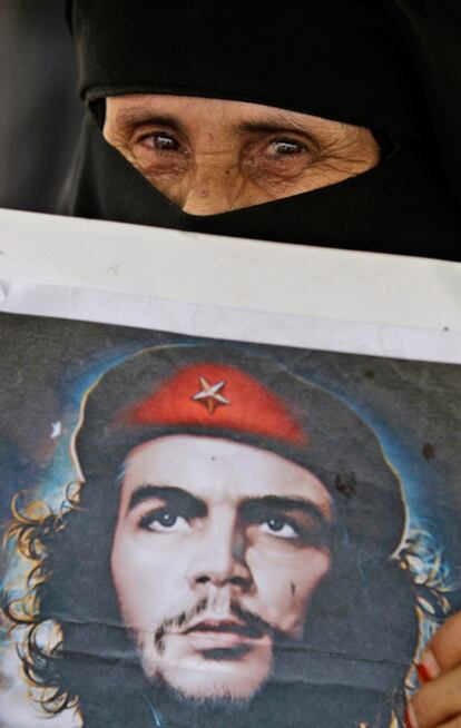 Una mujer porta el retrato del Che durante una manifestación en Yemen contra el presidente Saleh.