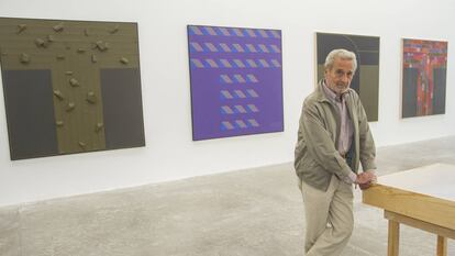El artista Vicente Rojo con algunas de sus obras al fondo, durante una exposición.