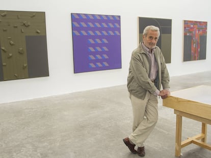El artista Vicente Rojo con algunas de sus obras al fondo, durante una exposición.