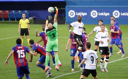 Dmitrovic salta a por el balón.