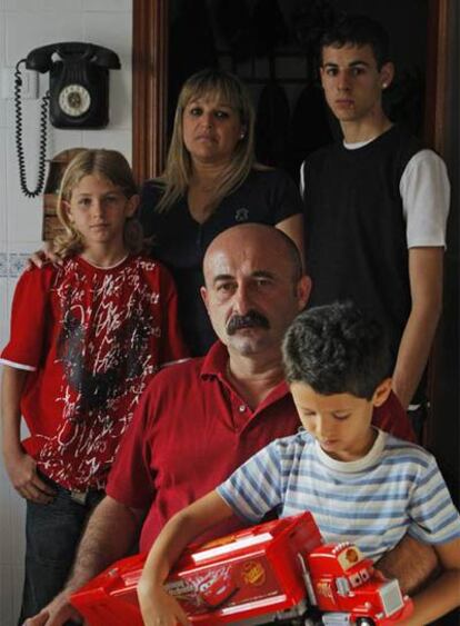 José González, con su mujer Eva y sus tres hijos, en su casa de Madrid.