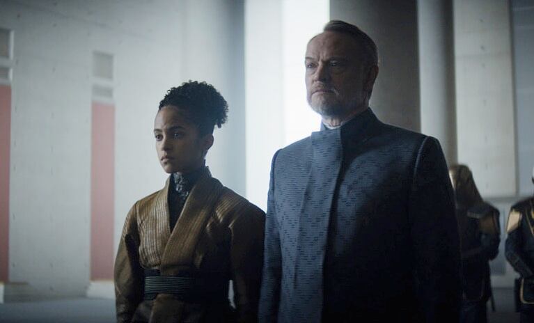 Jared Harris, en su papel de Hari Seldon, y Lou Llobell, como Gaal Dornick, en un momento de 'Fundación'.