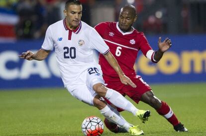 David Guzman, de Costa Rica, protege el balón.