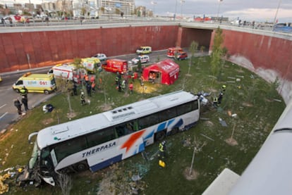 El autocar accidentado ha caído de una altura de seis metros cerca de la Estación de Delicias, en Zaragoza.