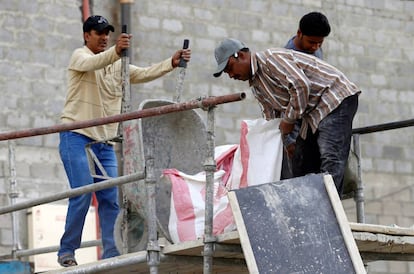 Trabajadores asiáticos, este agosto, en la construcción de un edificio en Riad.