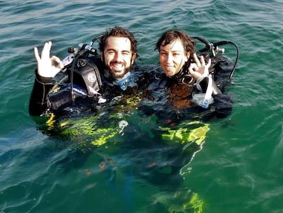 María e eu, mergulhando de novo, um mês após o naufrágio.