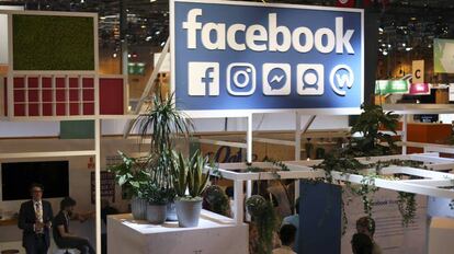 Expositor de Facebook en una feria tecnológica en París