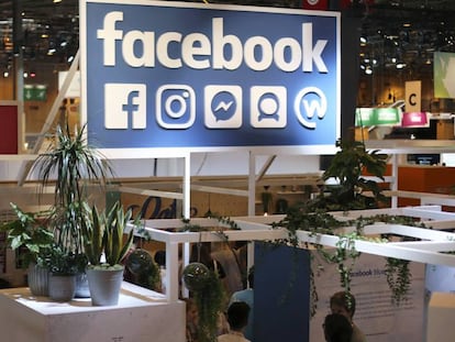 Expositor do Facebook em uma feira tecnológica em Paris.