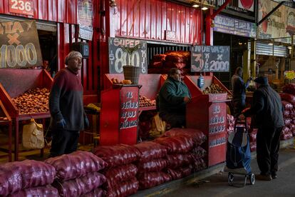 Trabajadores de un mercado de alimentos de La Vega en el centro de Santiago, Chile, en septiembre de 2024.