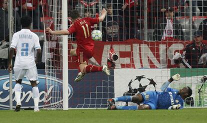 Olic marca el primer gol del partido