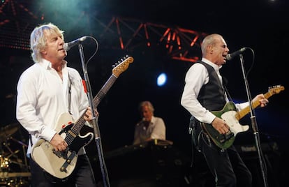 Rick Parfitt, a la izquierda, con Francis Rossi (R) durante un concierto de Status Quo en Suiza.