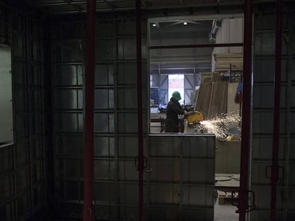 Un trabajador metal&uacute;rgico trabajando en una Pyme.