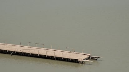 Un puente, que estaba sumergido bajo las aguas del embalse de Entrepeñas (Guadalajara), ha aflorado a la superficie ante la falta de agua. 