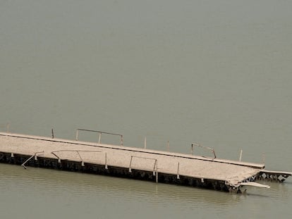 Un puente, que estaba sumergido bajo las aguas del embalse de Entrepeñas (Guadalajara), ha aflorado a la superficie ante la falta de agua.