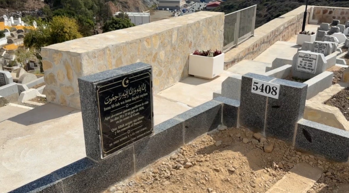 La tumba 5.408 de Sidi Embarek junto a la inscripción que recuerda la tragedia.