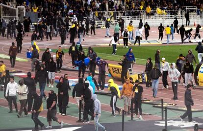 Seguidores del AEK ocupan el estadio.