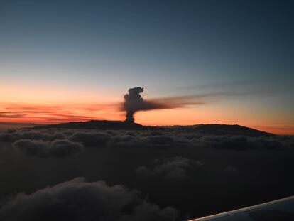 Esta imagen, cedida por el Gobierno español, fue tomada desde el avión que llevaba al presidente Pedro Sánchez hacia La Palma.