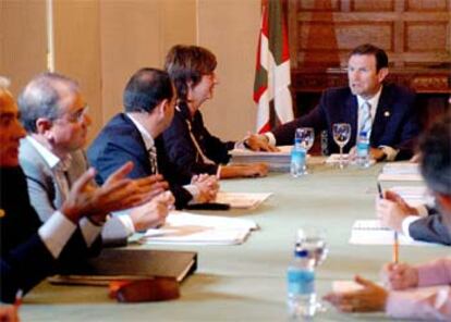 Juan José Ibarretxe durante el primer Consejo de Gobierno, celebrado hoy en San Sebastián, tras el periodo vacacional.