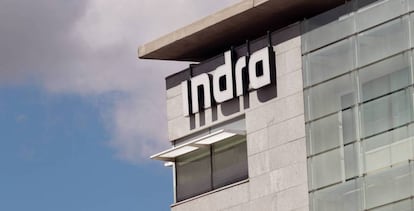 Logo de Indra en la sede de la compañía, en Madrid.