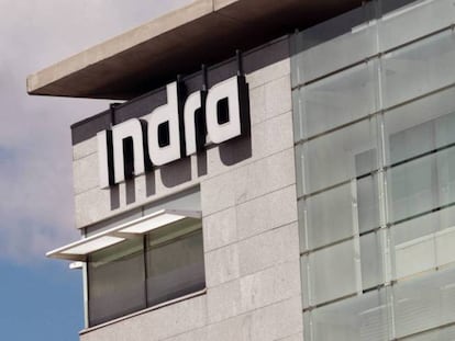 Logo de Indra en la sede de la compañía, en Madrid.