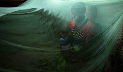 Violet Wilson y su hijo de cinco meses descansan debajo de una mosquitera en su casa de Nkwazi, Malawi.