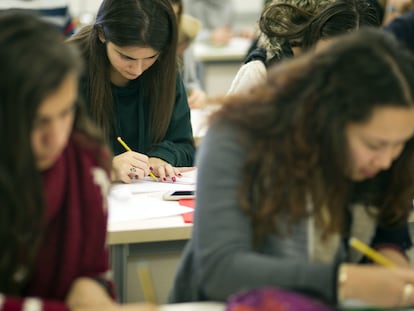 Estudiantes universitarios durante una clase.