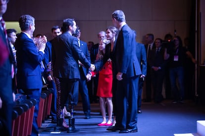 Felipe VI, la reina Letizia y la princesa Leonor saludan a los invitados que se han reunido este lunes en el Palacio de Congresos de Barcelona.