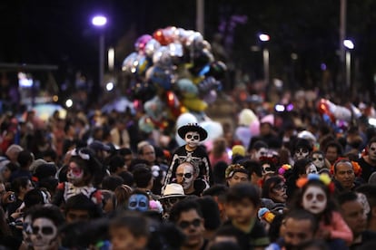 Vestindo roupas coloridas como o traje de mariachi, vestidos indígenas e até de noiva, milhares de pessoas fantasiadas de caveira desfilaram na noite do domingo 22 de outubro pelas ruas da Cidade de México.