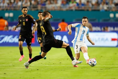 El defensa argentino, Nicolás Tagliafico, pasa el balón ante el defensa peruano, Oliver Sonne, en el segundo tiempo del partido de este sábado.