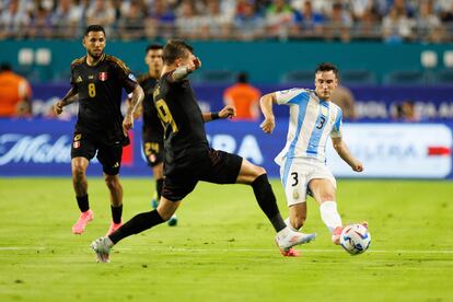 El defensa argentino, Nicolás Tagliafico, pasa el balón ante el defensa peruano, Oliver Sonne, en el segundo tiempo del partido de este sábado.