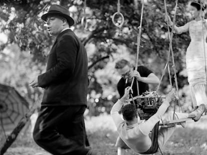 Fotografía del rodaje de 'Una partida de campo' (1936), de Jean Renoir, que aparece en primer plano.