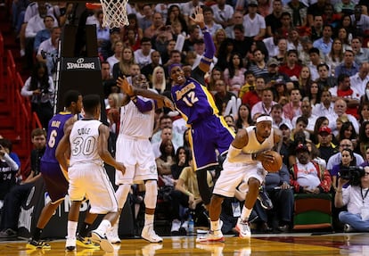 LeBron James recupera un balón ante Dwight Howard.