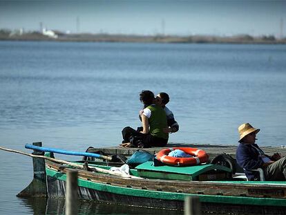 El lago de L&#39;Albufera visto desde el embarcadero de la Gola de Pujol.