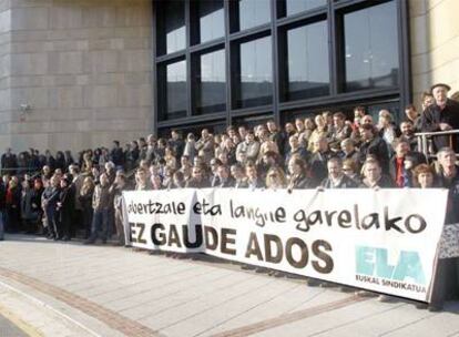 Parte de los concentrados ayer ante la sede de EITB en Bilbao, con los representantes de ELA sosteniendo su pancarta en primer plano.