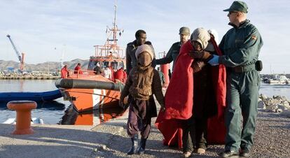 Varios de los inmigrantes rescatados, esta tarde a su llegada al puerto de Motril.